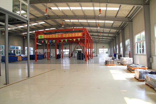 �ֶ������ϻ㹤ҵ��(�м�)3400ƽ���׾�װ�޵��㳧���칫¥����