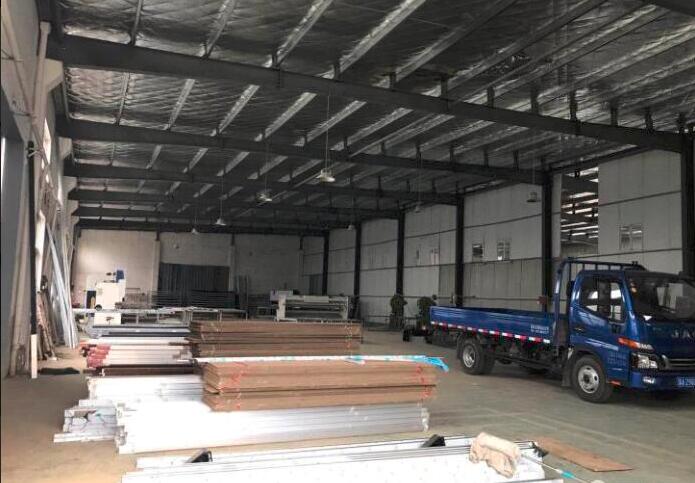 �Ͼ���ҵת�Ƴн����������������������γ��· ��װ�г����㳧������  2400ƽ �����۹ܵ�