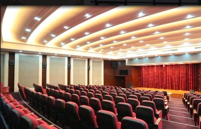 ������ѧ�ǽ�����ѵ�칫�з���װ�޳������� 2��ƽ�ɷ���