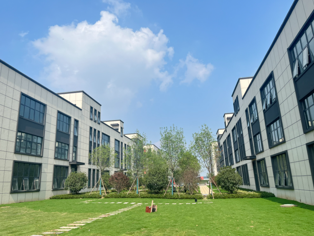 ��ɽ���ൺ�����������Ĳ�ҵ԰����������3600Ԫ/ƽ �����߶�װ�������ҵ��������ҵ